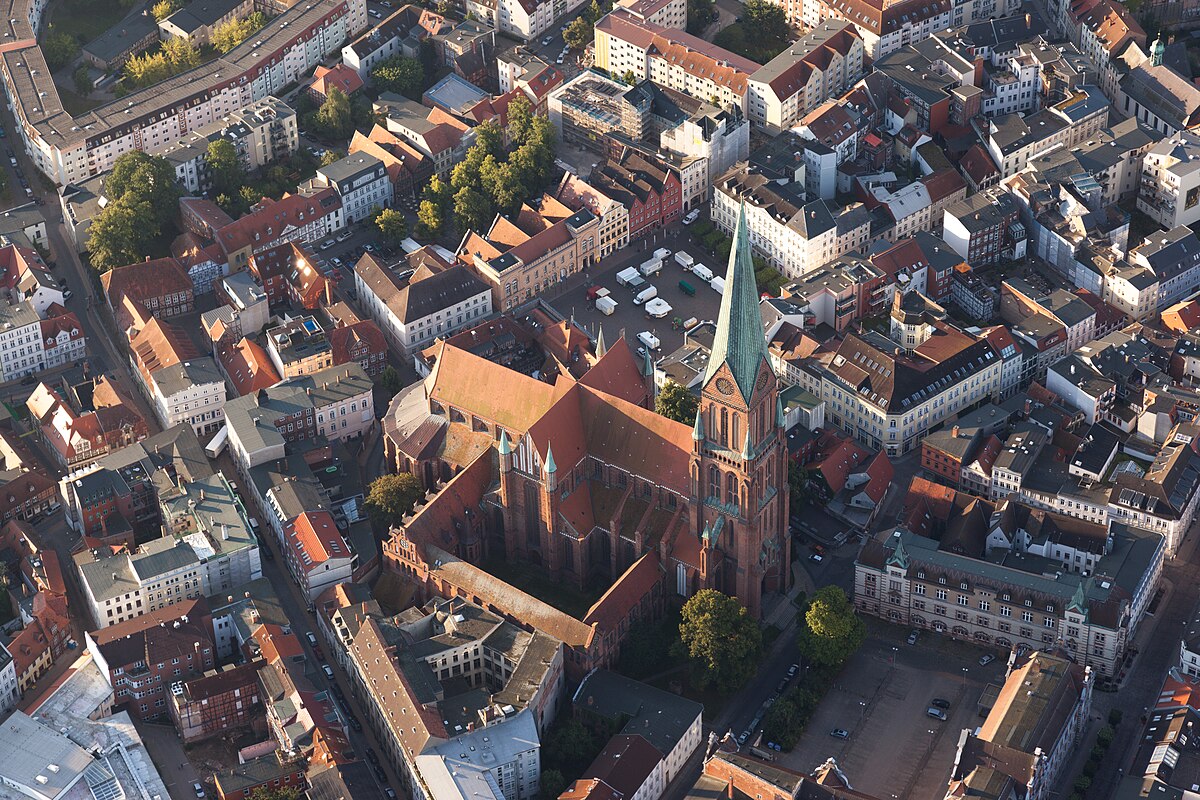 Schwerin Cathedral Aerial View 2012.jpg