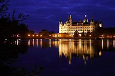 Schweriner Schloss Burgsee.jpg
