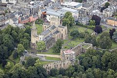 Abtei und historisches Zentrum von Dunfermline auf einem Luftbild von 2016