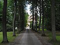 Haus Heilandsfrieden Außenbau mit Allee und südliches Gittertor