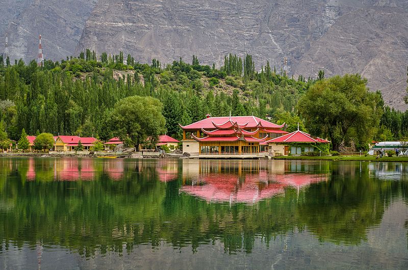 File:Shangrilla Resort kachura lake.jpg