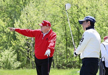 Tập_tin:Shinzo_Abe_and_Donald_Trump_playing_golf.jpg