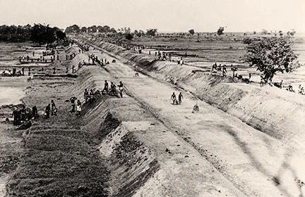 Datei:Somalia Italiana - Construction of a dam (Abdi Robie's Collection).webp