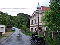 Čeština: Ústí nad Labem-Střekov, okres Ústí nad Labem. Ke Hradu 870/24, hrad Střekov. English: Ústí nad Labem-Střekov, Ústí nad Labem District, Ústí nad Labem Region, Czech Republic. Ke Hradu 870/24 and Střekov castle. Camera location 50° 38′ 33.1″ N, 14° 02′ 59.5″ E    View all coordinates using: OpenStreetMap