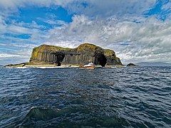 Pulau Staffa dari kejauhan