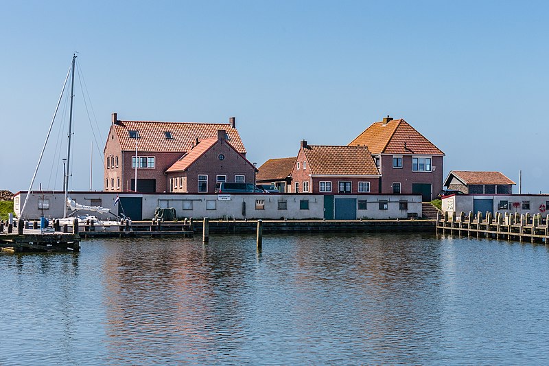 File:Stavoren. Zicht op de haven woningen aan de Havenweg. 31-05-2021 (actm.).jpg