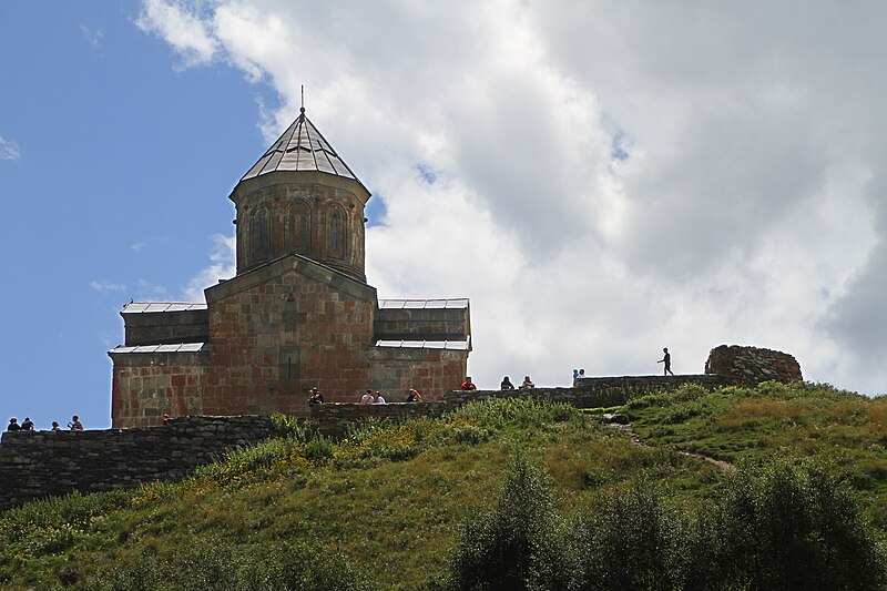 File:Stepantsminda-Dreifaltigkeits-Kirche-08-2019-gje.jpg