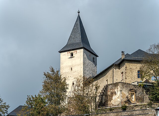 640px-Stra%C3%9Fburg_Schlossweg_6_ehem._Bischofsburg_Faulturm_30092020_8186.jpg