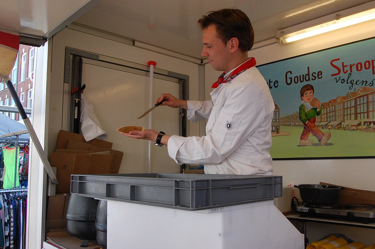 https://upload.wikimedia.org/wikipedia/commons/thumb/1/11/Stroopwafel_making_05.jpg/1200px-Stroopwafel_making_05.jpg