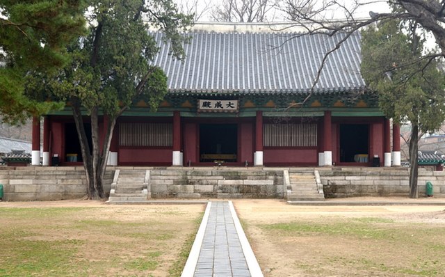 Daeseongjeon, with the doors open.