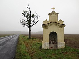Svojetín, výklenková kaplička Panny Marie.jpg