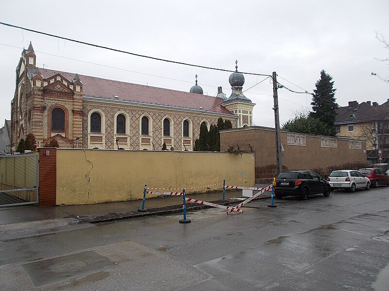 File:Synagogue and roadwork, 2019 Újpest.jpg