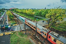 File:TRA_Chu-Kuang_Express_passing_Hushan_Road_Level_Crossing_20160523.jpg