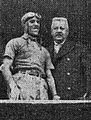 Թածիօ Նուվոլարի, յաղթական, կանգնած Մոնաքոյի Խշխանապետին կողքին, 1932