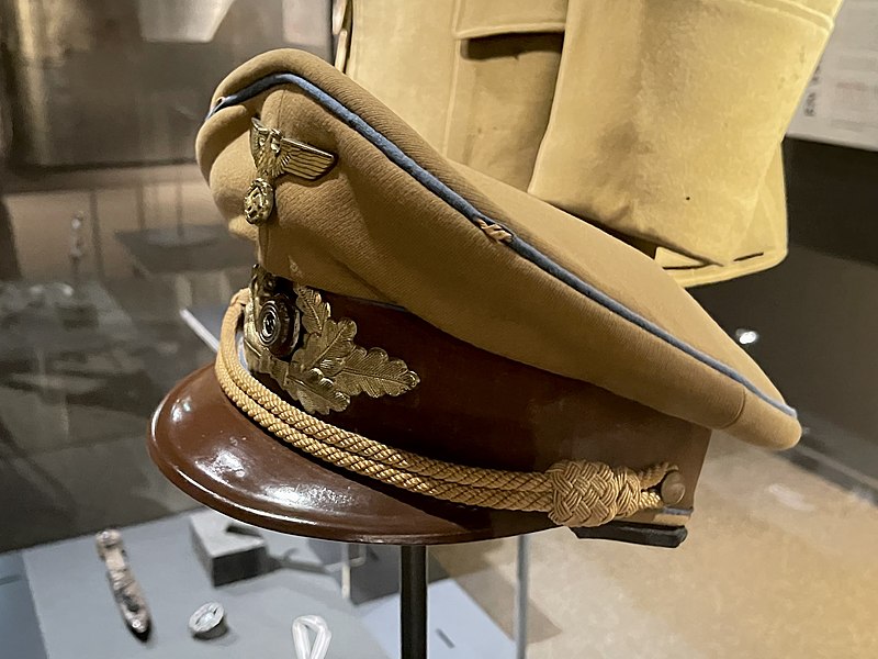 File:Third Reich Nazi Party Political Leader local level Uniformvisor cap Eagle-and-swastika emblem (NSDAP Politische Leiter Amtsleiter Ortsgruppen 1934-38 Parteiadler Hakenreuz Kokarde) Forsvarsmuseet Army Museum Oslo Norway 2021-07-31 IMG.jpg