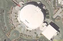 Satellitenbild des Thomas & Mack Center (links) und des angeschlossenen Cox Pavillon