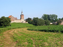 De Sint-Pieterskerk en de kasteelboerderij.