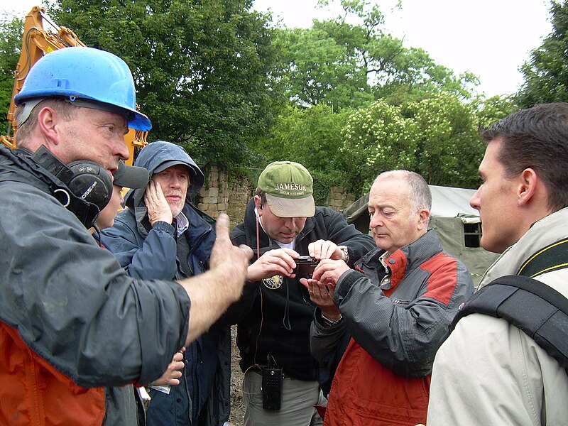 File:Time Team at Codnor Castle (14 06 2007).jpg