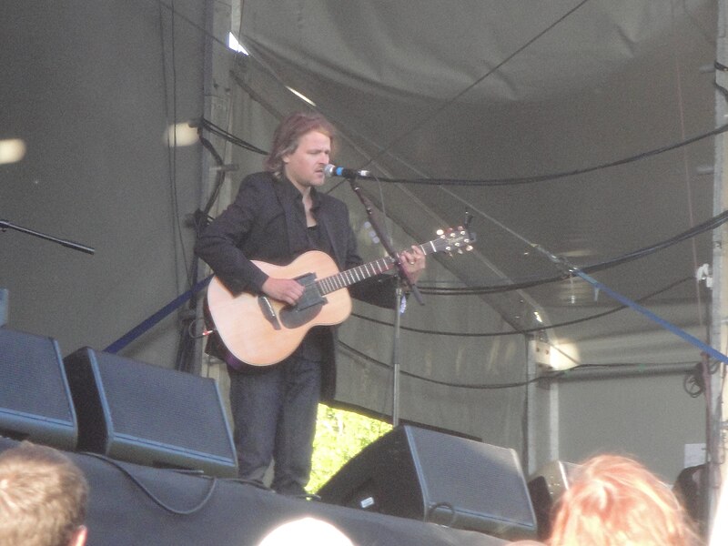 File:Tom McRae performing at Isle of Wight Festival 2011 2.JPG