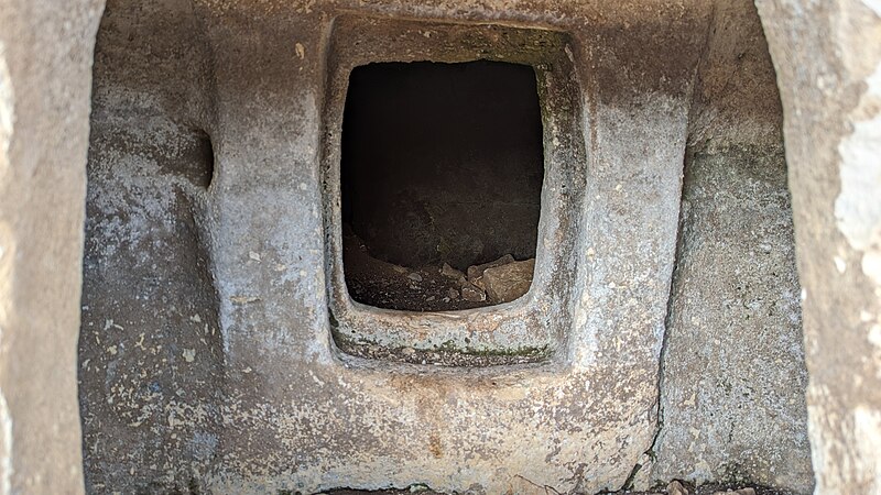 File:Tomb with false pillars 04.jpg