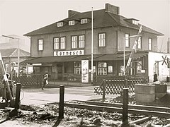 Bahnhof im Zustand vor 1984, Gleisseite - 53°41′50″N 9°42′52″E﻿ / ﻿Bahnhofsplatz﻿ / 53.697169; 9.714567 - Baujahr: 1845 - Umgestaltung 1985 - Foto: 1982