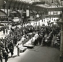 Tournage de Quai de Grenelle dans le hall de la gare, au printemps 1950.
