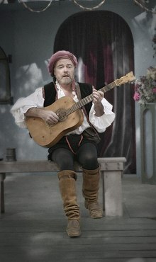 Оуайн Пайф играет для публики на ярмарке Возрождения в 2003 году.