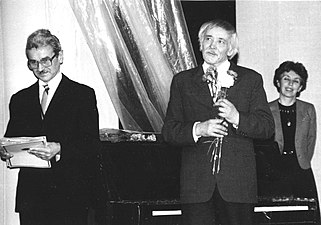 Євген Сверстюк вручає премію ім. Стуса Опанасові Заливасі, 1989