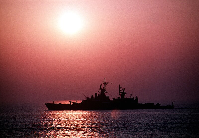 File:USS Belknap (CG-26) silhouetted against the setting sun on 3 August 1989 (6454577).jpg