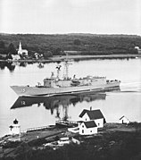 На фоне фрегата типа «Оливер Хазард Перри» USS Estocin[англ.]