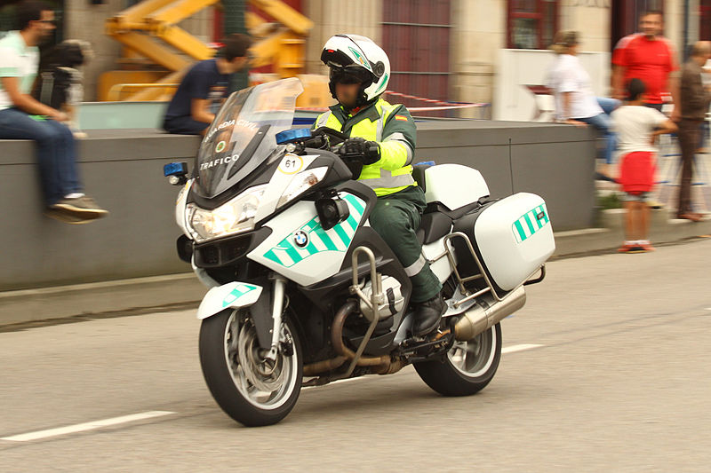 File:Un motorista de la Guardia Civil (15032356969).jpg