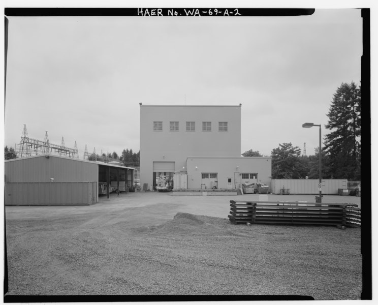 File:VIEW OF UNTANKING TOWER SECONDARY FACADE, LOOKING WEST, WITH SWITCHING YARD IN LEFT BACKGROUND - Bonneville Power Administration Chehalis Substation, Untanking Tower, State HAER WASH,21-NAPAV.V,1A-2.tif