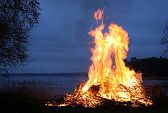 Вальпургиевый костёр на озере Ringsjön[англ.] в Швеции