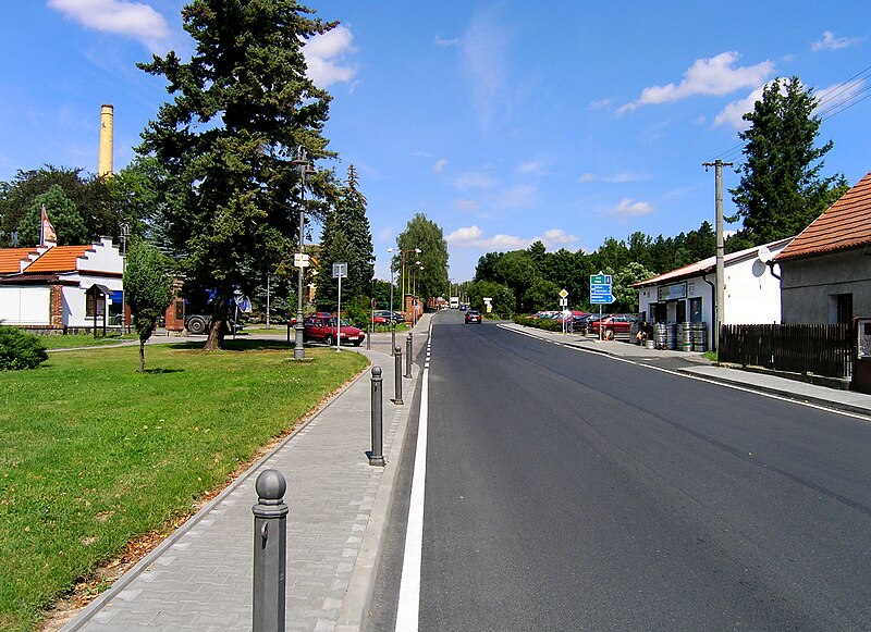 File:Velké Popovice, Ringhofferova str.jpg