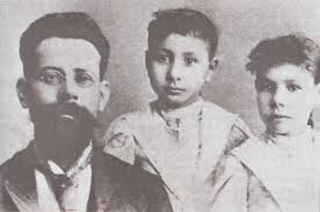 Venustiano Carranza (left) with his daughters, c.1890s