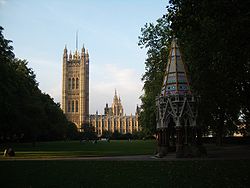 גני מגדל ויקטוריה, תמונה משנת 2005, בקדמת התמונה ניתן לראות את אנדרטת בקסטון וברקע התמונה את ארמון וסטמינסטר