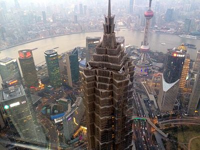 منظر لبرج جين ماو من منصة المراقبة مركز شنغهاي المالي العالمي.