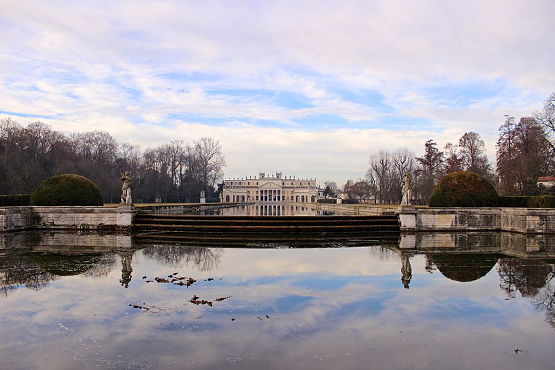 File:Villa Pisani a Strà.jpg