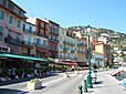 Le quai de l'Amiral Courbet bordant le Port de la Santé à Villefranche-sur-Mer (06).