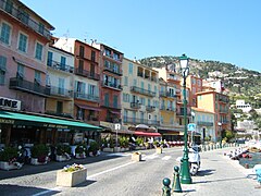 Le quai de l'Amiral Courbet bordant le Port de la Santé à Villefranche-sur-Mer (06).