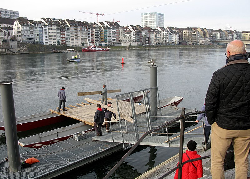 File:Vogel Gryff Tag in Klein-Basel, Abbau des Floßes 2.jpg