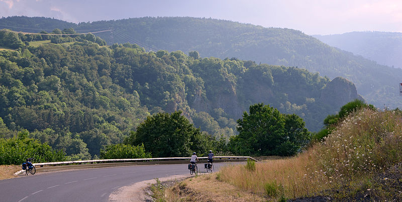 File:Vue-sur-les-gorges-de-l'Allier-vers-Monistrol-d'Allier-DSC 0276.jpg