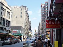 The intersection of Walker and Centre Streets in Chinatown (曼哈頓華埠), looking east from the vicinity of 99 Walker Street