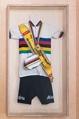 Outfit of Jean-Pierre Monsere as world champion (1970), consisting of victory ribbon, cap, medal and rainbow jersey (collection KOERS. Museum of Cycle Racing) Wereldkampioenentrui, lint en pet van Jean-Pierre Monsere, Leicester, 1970 (collectie KOERS. Museum van de Wielersport).jpg