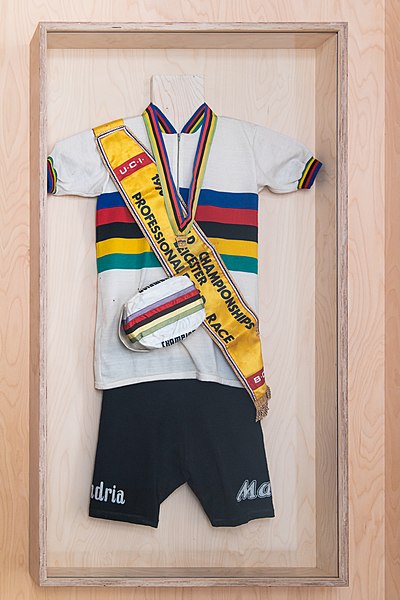Outfit of Jean-Pierre Monseré as world champion (1970), consisting of victory ribbon, cap, medal and rainbow jersey (collection KOERS. Museum of Cycle