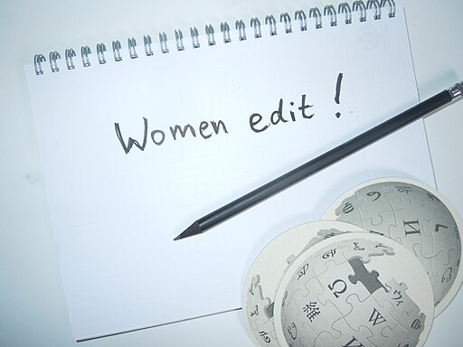 Abblidung des Schriftzugs "Women edit" mit der Wikipedia-Weltpuzzle-Kugel und einem schwarzen Bleistift