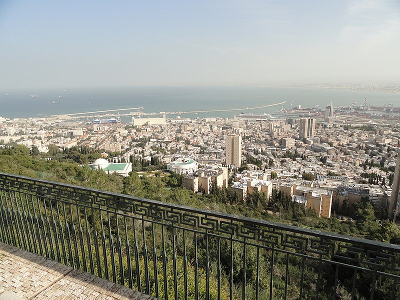 File:Yefe Nof - promenade Louis - vue sur la baie d'Haifa-1.JPG
