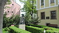 Паметник на Златю Бояджиев в двора на Къща музей „Златю Бояджиев“