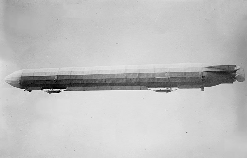 File:Zeppelin III in flight.jpg