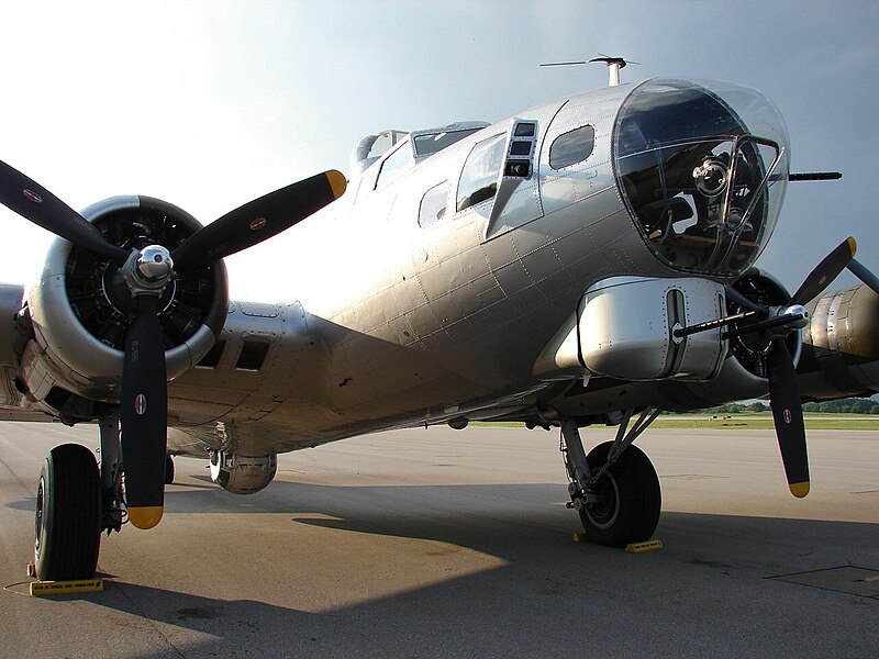 File:"Aluminum Overcast" - B-17G-105-VE - 44-85740 - N5017N (2).jpg